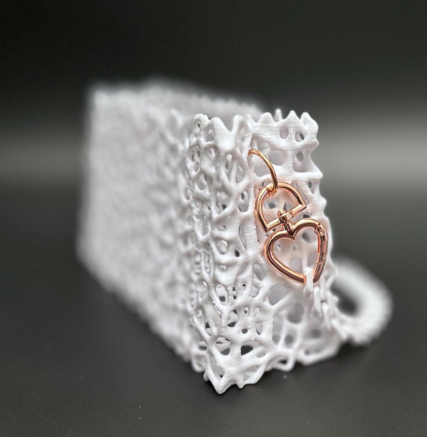Elegant white 3D-printed handbag with a vintage aesthetic. Lightweight, eco-friendly, and perfect for weddings, events, or daily chic looks.