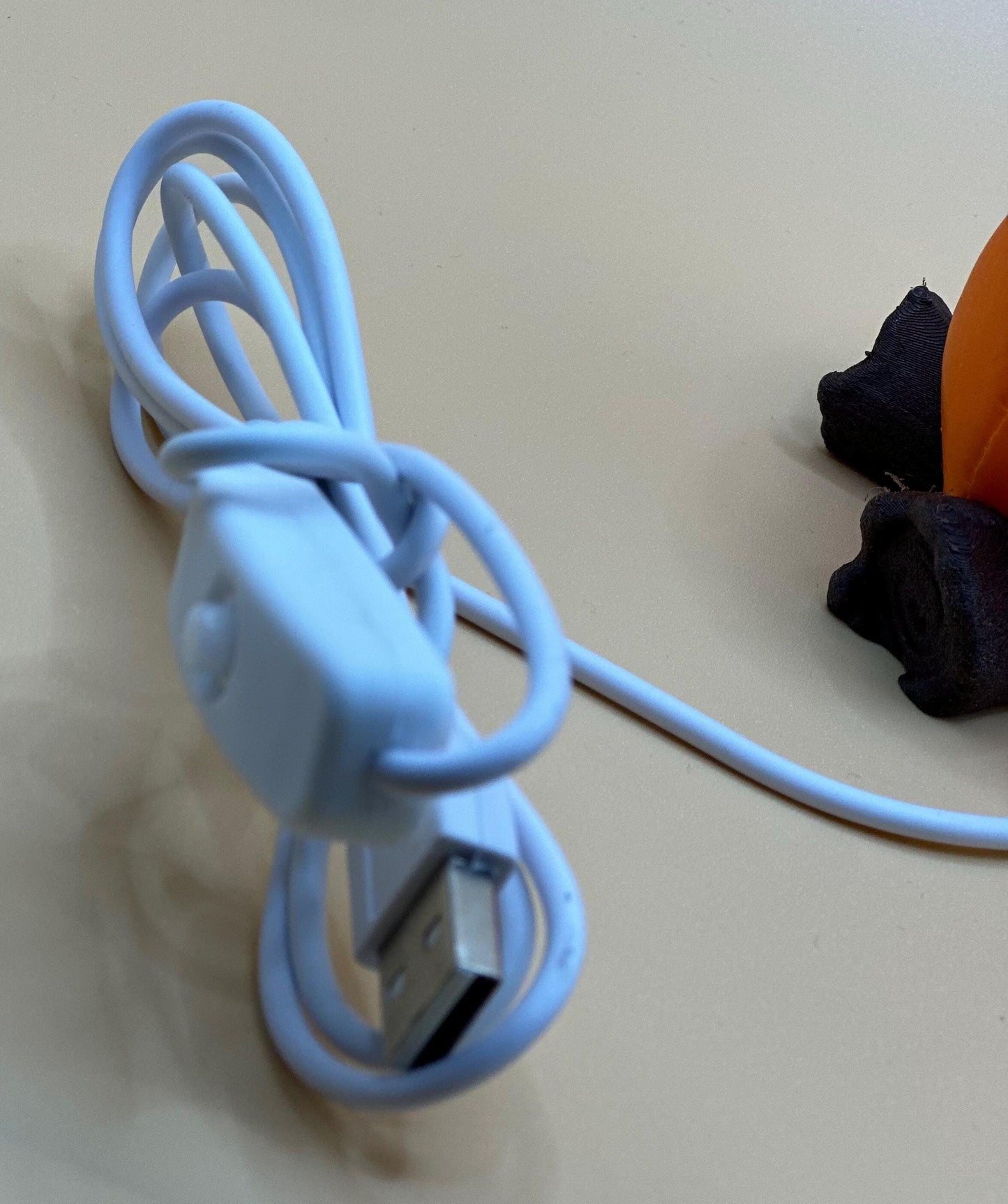 Calcifer gets his power via a USB connection and can be turned on or off using the switch.